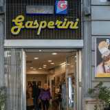Tra i due esercizi commerciali c�� un�altra istituzione della strada: la Gelateria Gasperini, tra le pi� antiche di Bari, aperta dal 1936 e punto di riferimento per i baresi pi� golosi